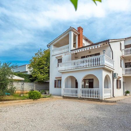 2 Bedroom Cozy Apartment In Omisalj Exterior photo