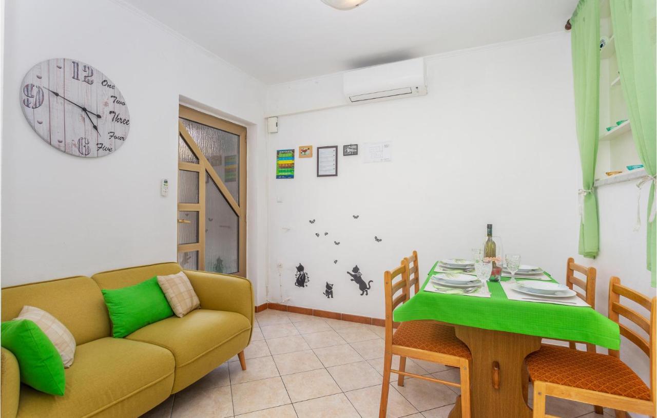 2 Bedroom Cozy Apartment In Omisalj Exterior photo