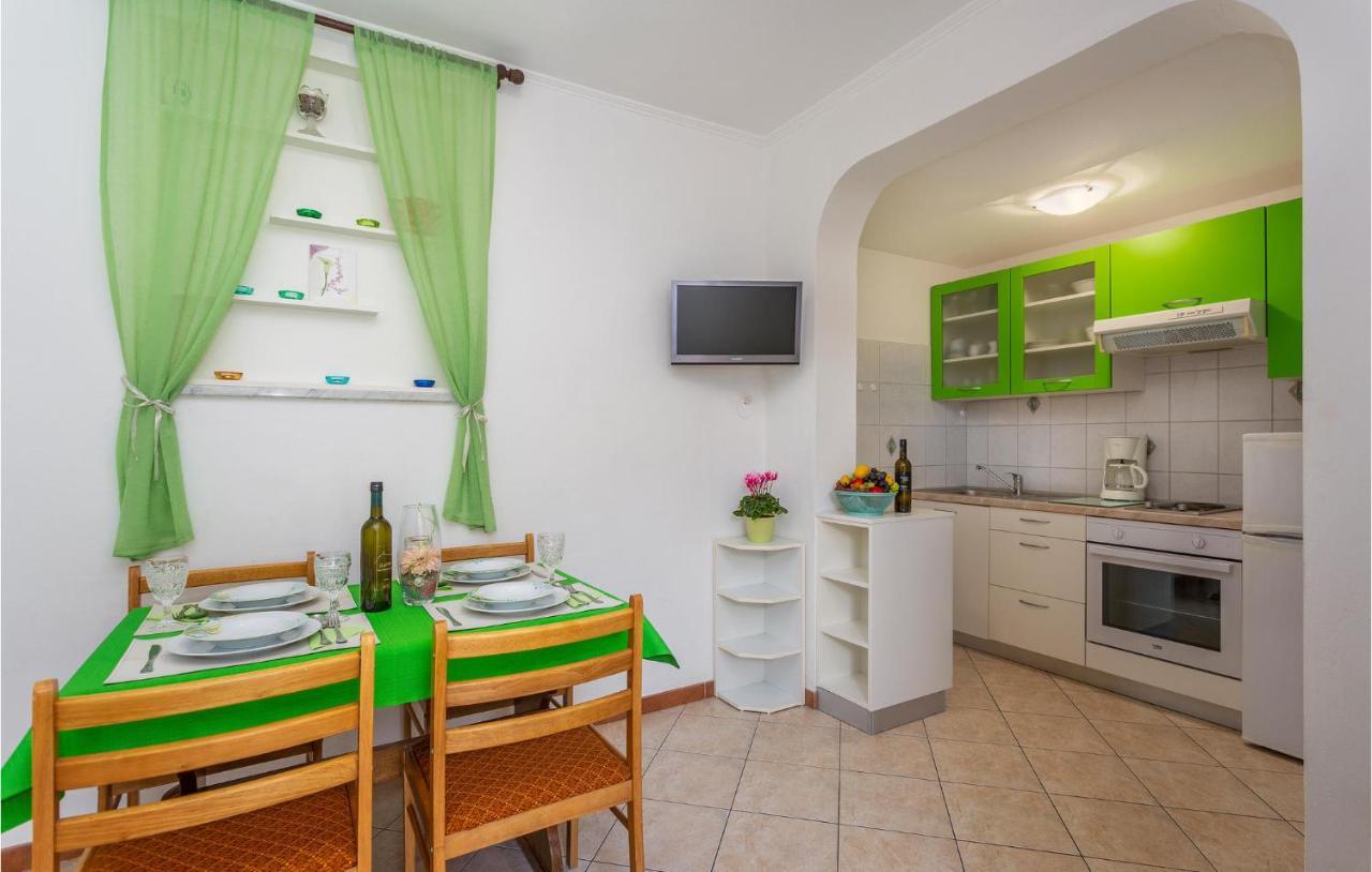2 Bedroom Cozy Apartment In Omisalj Exterior photo